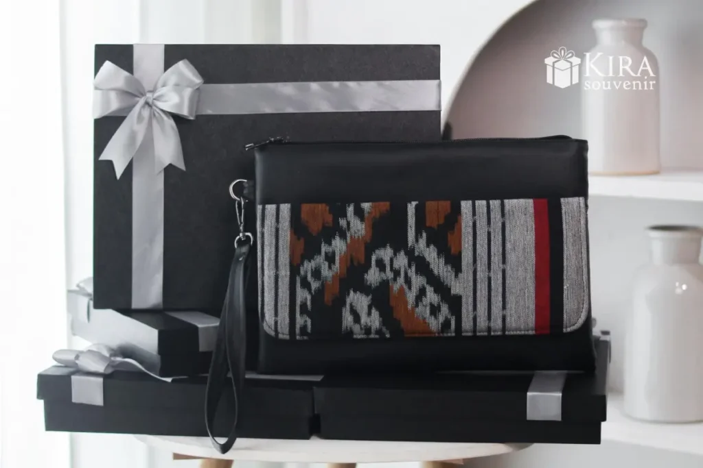 souvenir untuk narasumber - clutch bag leather