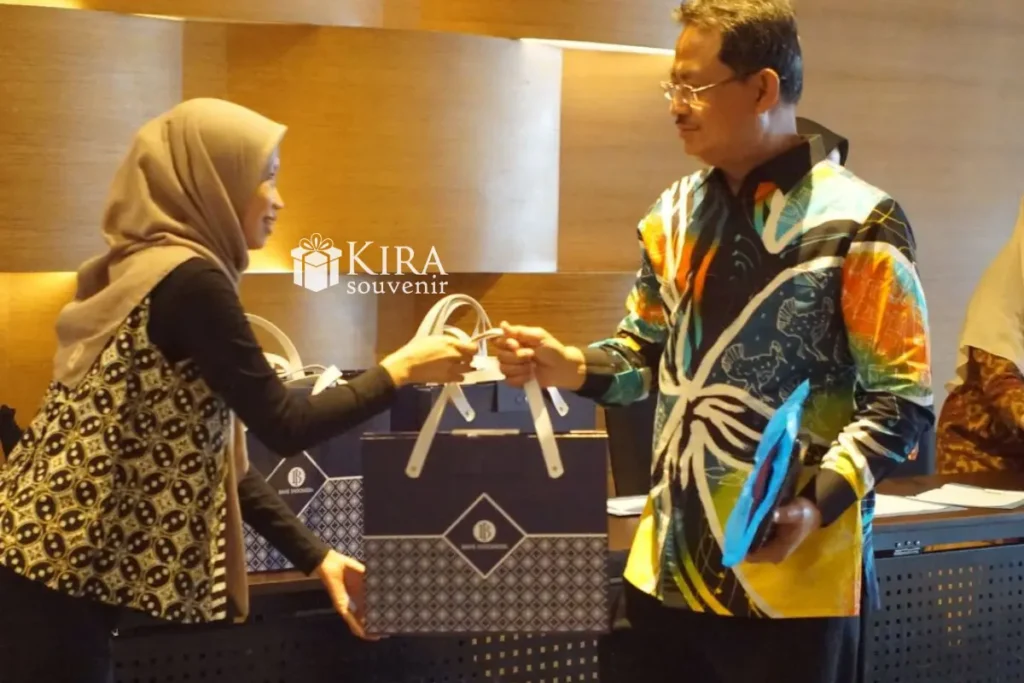 vendor souvenir custom terpercaya - Kira Souvenir