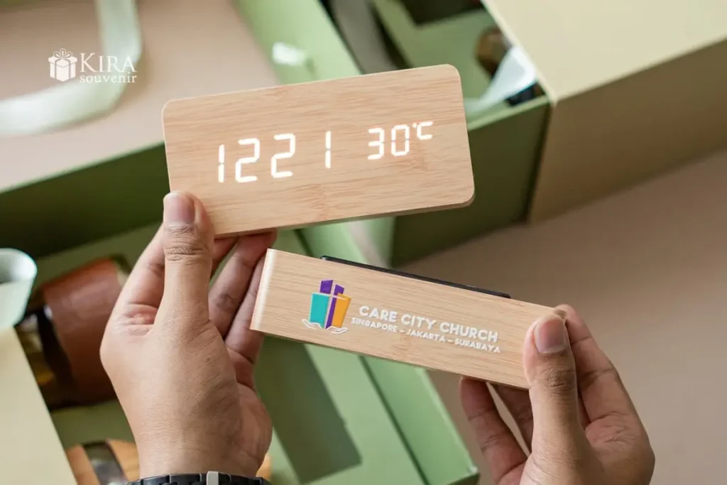 jam meja kayu digital