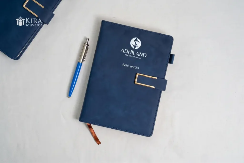 Buku agenda dan pulpen sebagai souvenir perusahaan custom